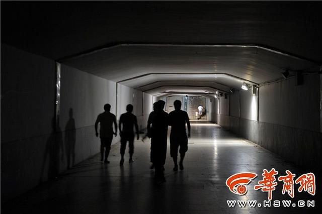 西安火车站乱象 发廊妹露大腿撩客