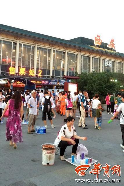 西安火车站乱象 发廊妹露大腿撩客