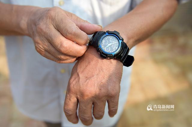 【青岛故事】坚持28年 七旬老人给流浪狗筑家