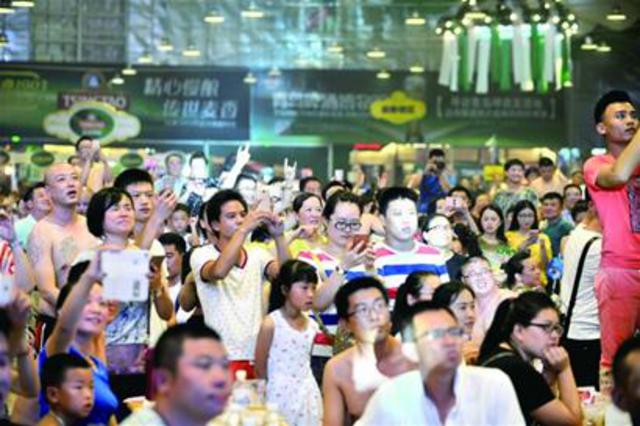 高温难挡美酒诱惑会场里人气大旺