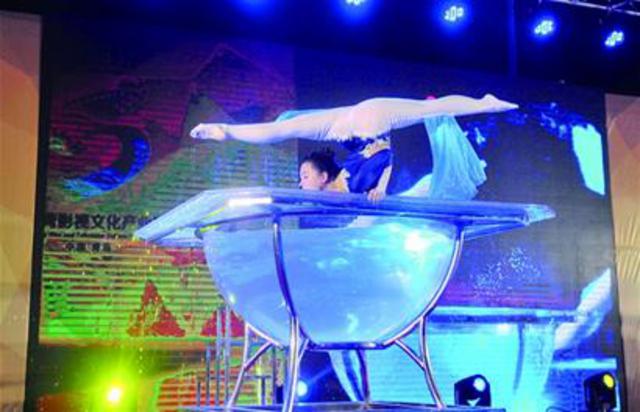 高温难挡美酒诱惑会场里人气大旺