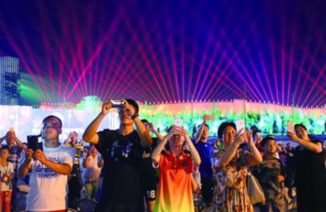 高温难挡美酒诱惑会场里人气大旺