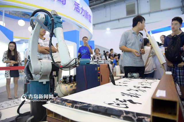 高清:实拍机械手写毛笔字 盖章落款一气呵成 高清:实拍机械手写毛笔字 盖章落款一气呵成