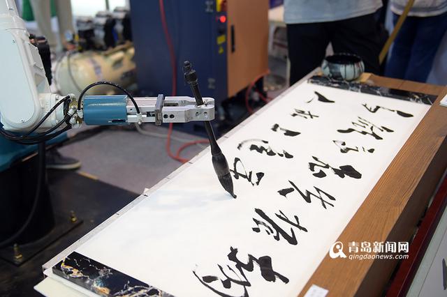 高清:实拍机械手写毛笔字 盖章落款一气呵成 高清:实拍机械手写毛笔字 盖章落款一气呵成