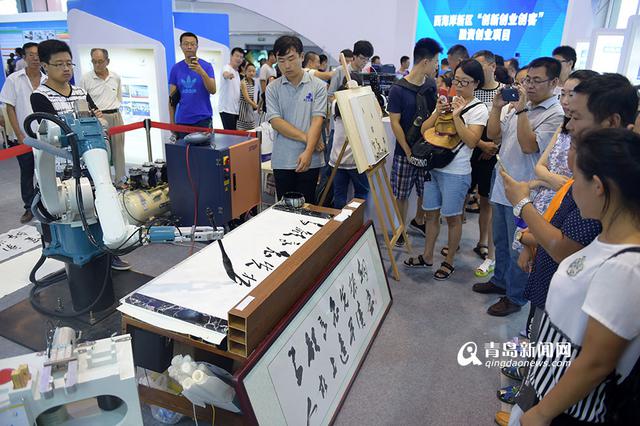 高清:实拍机械手写毛笔字 盖章落款一气呵成 高清:实拍机械手写毛笔字 盖章落款一气呵成