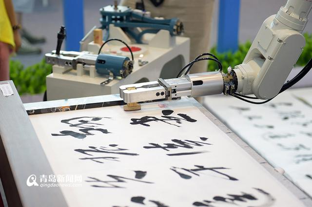 高清:实拍机械手写毛笔字 盖章落款一气呵成 高清:实拍机械手写毛笔字 盖章落款一气呵成