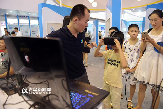 高清:实拍机械手写毛笔字 盖章落款一气呵成 高清:实拍机械手写毛笔字 盖章落款一气呵成