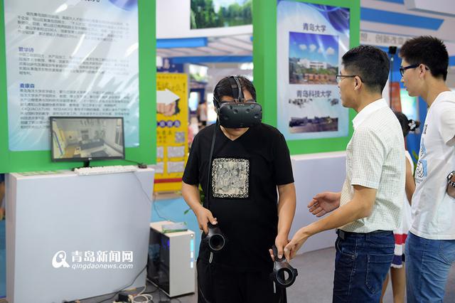 高清:实拍机械手写毛笔字 盖章落款一气呵成 高清:实拍机械手写毛笔字 盖章落款一气呵成