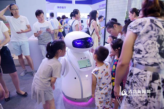 高清:实拍机械手写毛笔字 盖章落款一气呵成 高清:实拍机械手写毛笔字 盖章落款一气呵成