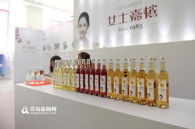 高清:实拍机械手写毛笔字 盖章落款一气呵成 高清:实拍机械手写毛笔字 盖章落款一气呵成