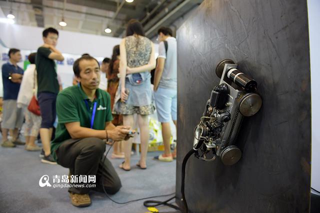 高清:实拍机械手写毛笔字 盖章落款一气呵成 高清:实拍机械手写毛笔字 盖章落款一气呵成