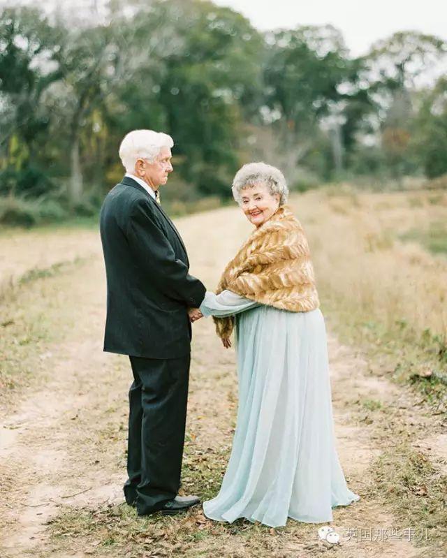 美国一对夫妇结婚63周年重拍甜蜜结婚照图