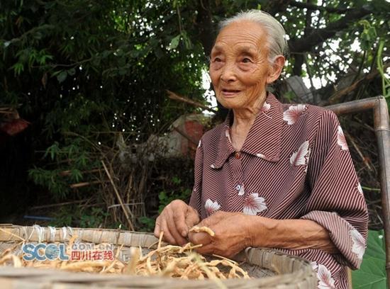 103岁银行退休出纳每天躺床上数钱找感觉(图)