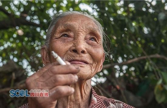 103岁银行退休出纳每天躺床上数钱找感觉(图)