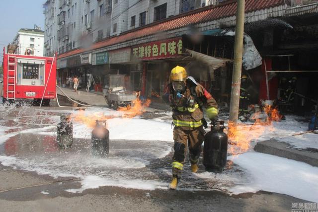 浙江消防哥冲入火中 徒手抱出6个喷火煤气罐