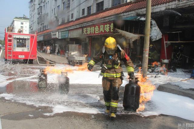 浙江消防哥冲入火中 徒手抱出6个喷火煤气罐