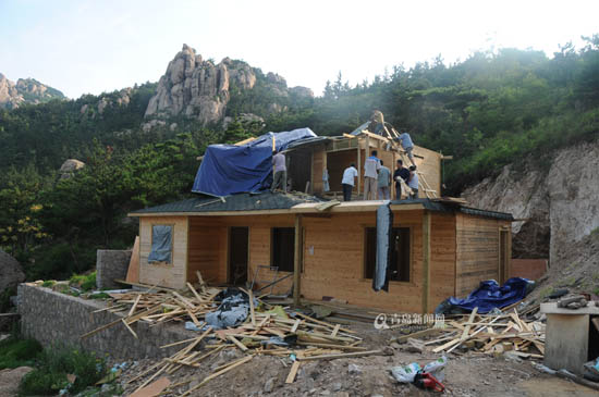 崂山居民趁夜色在山中建别墅 城管5小时拆除