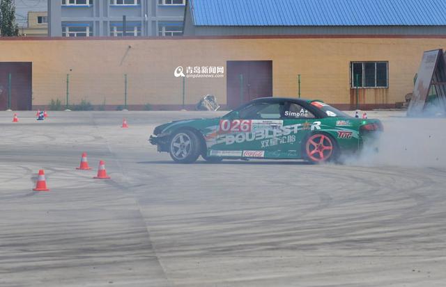 高清:青岛上演汽车漂移秀 经典车型性能抢镜