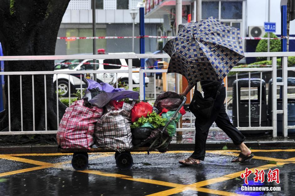 台风“妮妲”袭击深圳 海边掀数米的巨浪