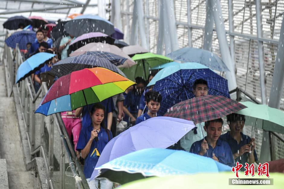 台风“妮妲”袭击深圳 海边掀数米的巨浪