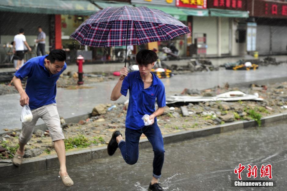 台风“妮妲”袭击深圳 海边掀数米的巨浪