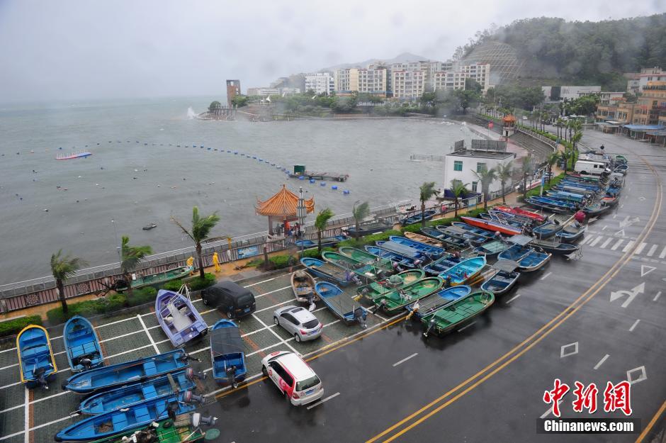 台风“妮妲”袭击深圳 海边掀数米的巨浪