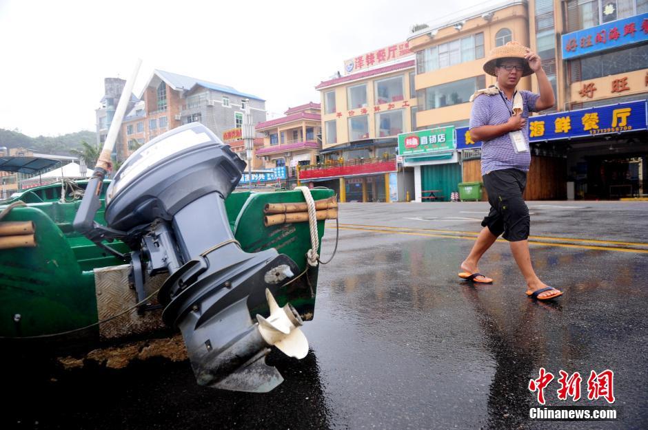 台风“妮妲”袭击深圳 海边掀数米的巨浪