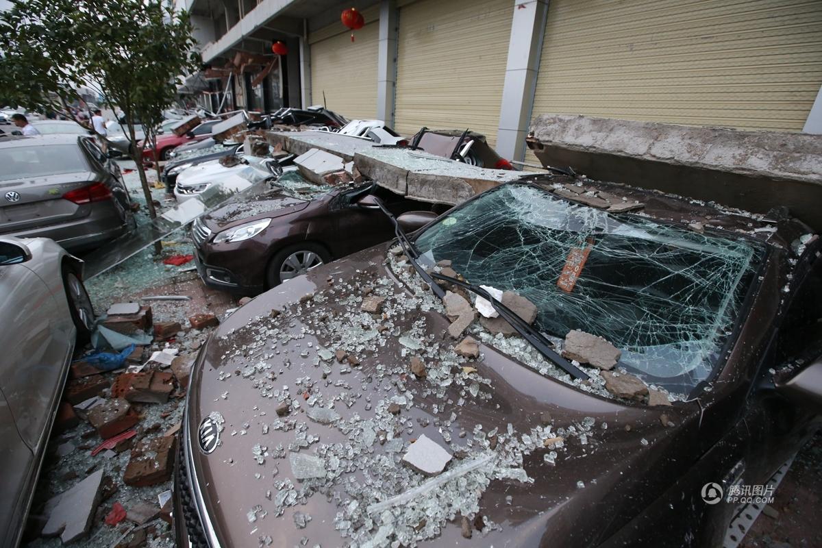 桂林遭狂风暴雨袭击 墙壁坍塌多辆汽车被砸毁