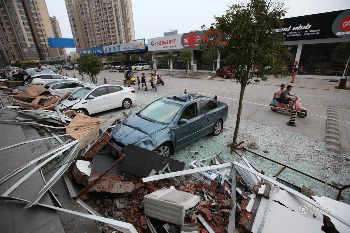 桂林遭狂风暴雨袭击 墙壁坍塌多辆汽车被砸毁