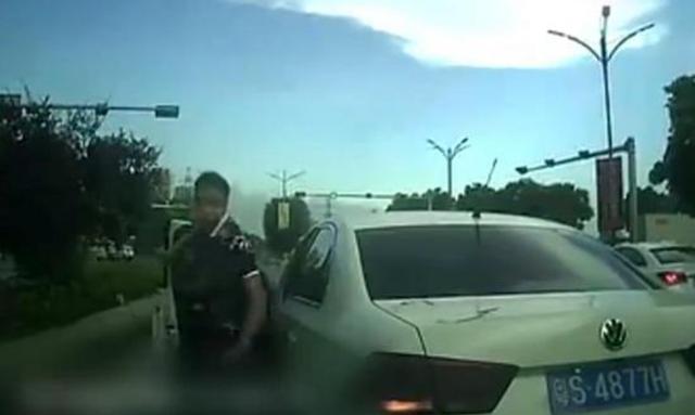 司机变道被追尾后