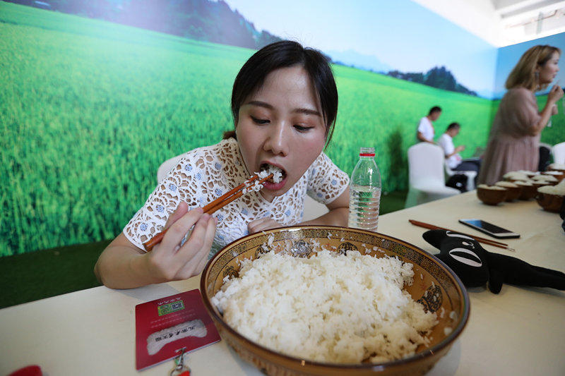 浙江百人生撸大米饭90后美女一口气吃完8斤
