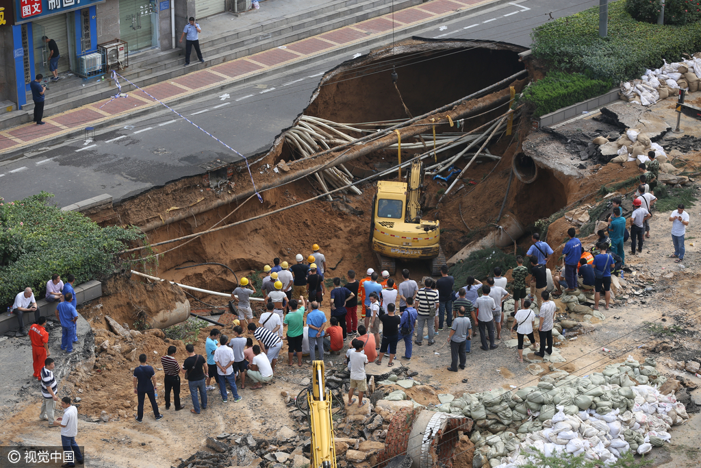 郑州一公路突然塌方 4人落坑2人仍未找到