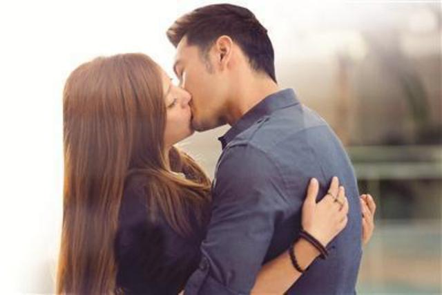 组图:黄晓明原来亲过那么多女人！baby心真宽