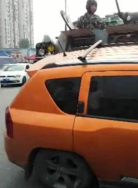 女司机驾车强穿解放军装甲车队 撞上步战车