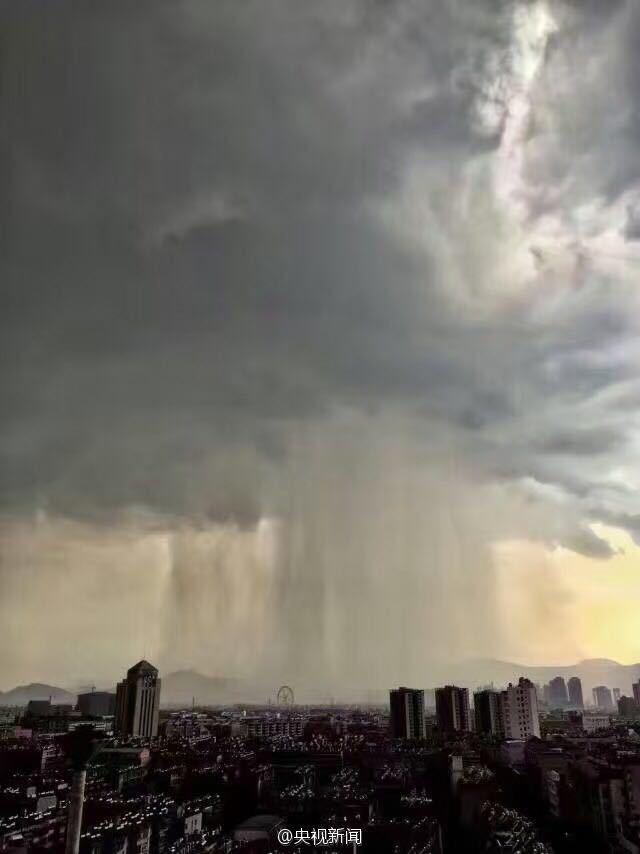 昆明主城区突降暴雨 场面壮观似云中瀑布