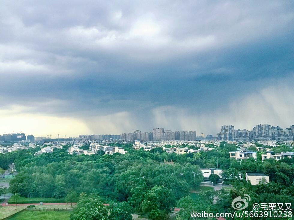 昆明主城区突降暴雨 场面壮观似云中瀑布