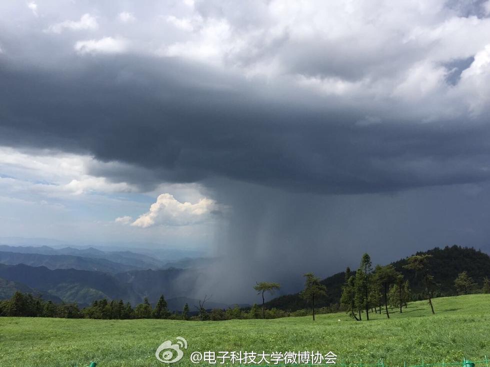 昆明主城区突降暴雨 场面壮观似云中瀑布