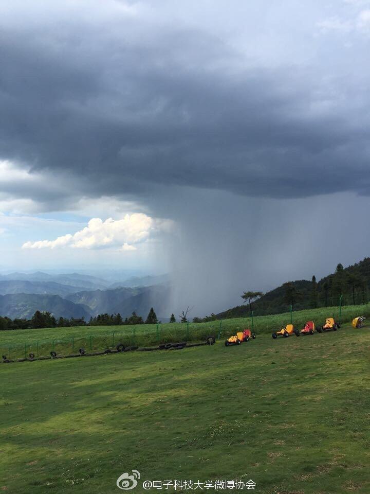 昆明主城区突降暴雨 场面壮观似云中瀑布