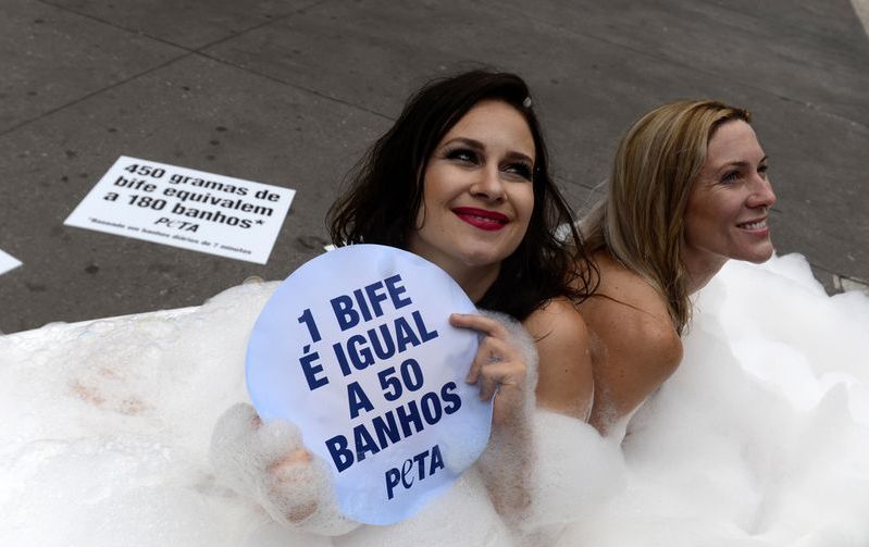 巴西PETA成员当街洗澡 呼吁民众食素