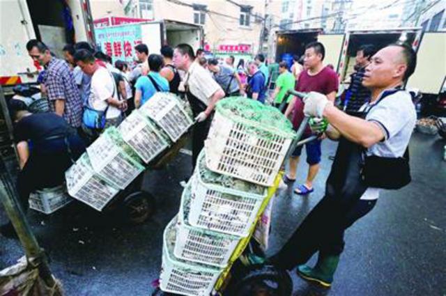 市场凌晨上演“抢蟹大战”