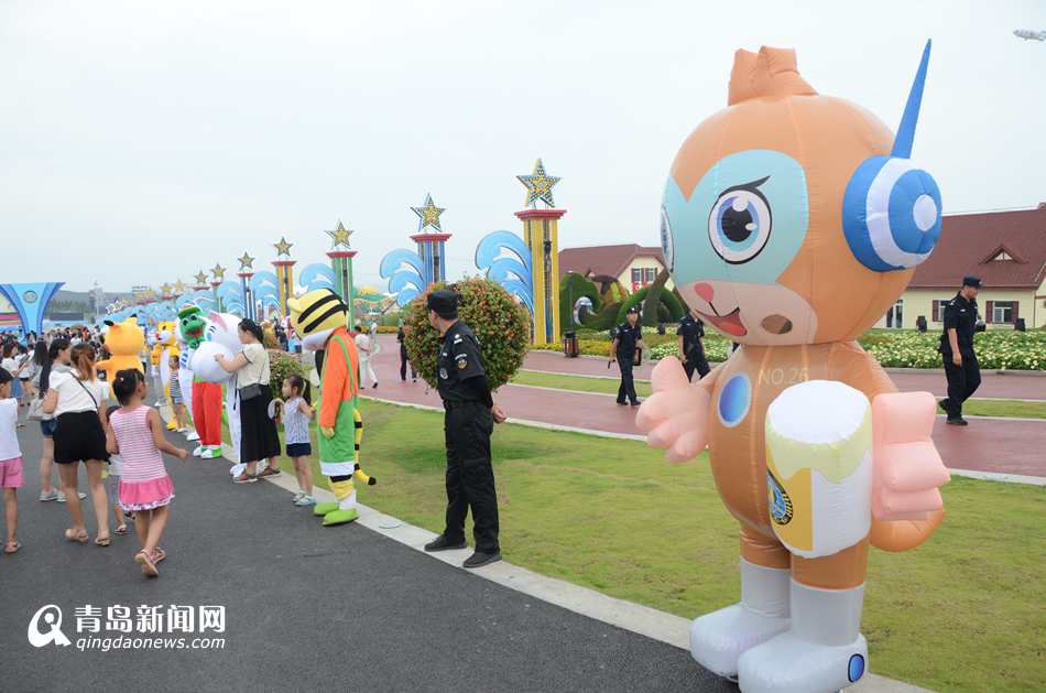 高清:啤酒节吉祥物齐聚西海岸 憨态可掬引围观