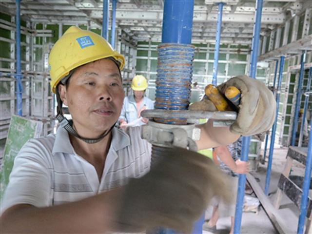 高温下的坚守：用湿透衣衫诠释职责和奉献