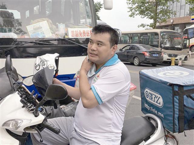 高温下的坚守：用湿透衣衫诠释职责和奉献