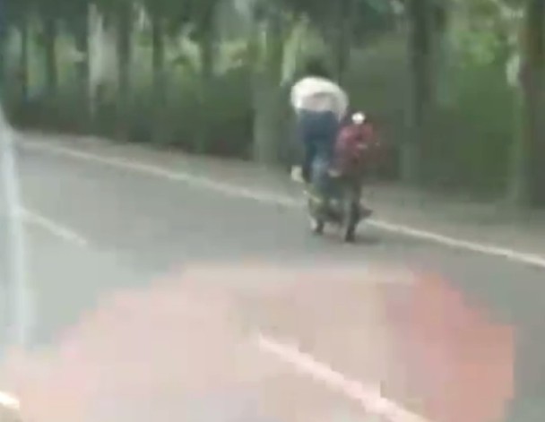 男子马路上骑摩托玩杂耍不慎跌落摔亡