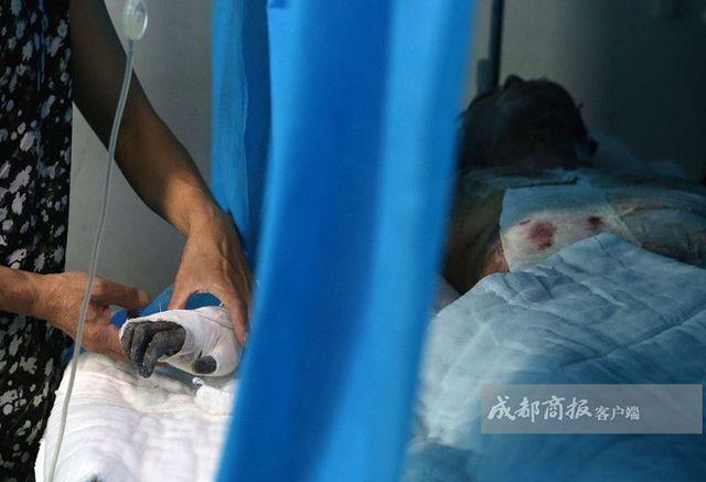 13岁少年为抢手机泼汽油烧伤年轻女教师