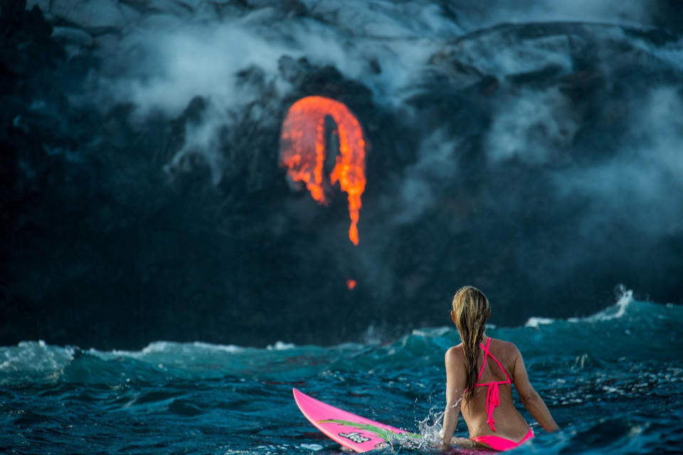 组图：冰与火 美女身穿比基尼在火山口冲浪