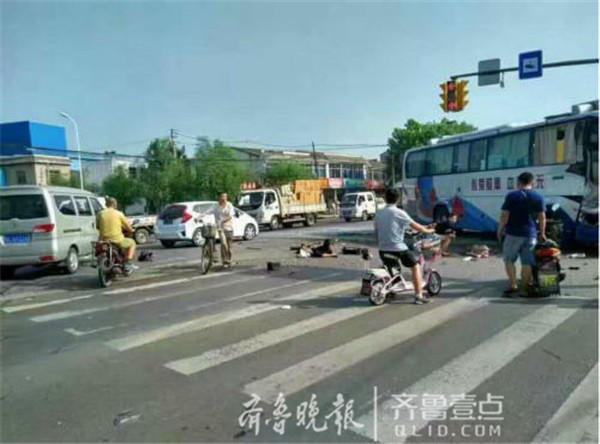 货车连撞公交及两客车致6人身亡现场
