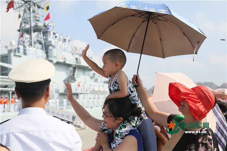 中国海军第24批护航编队从青岛起航