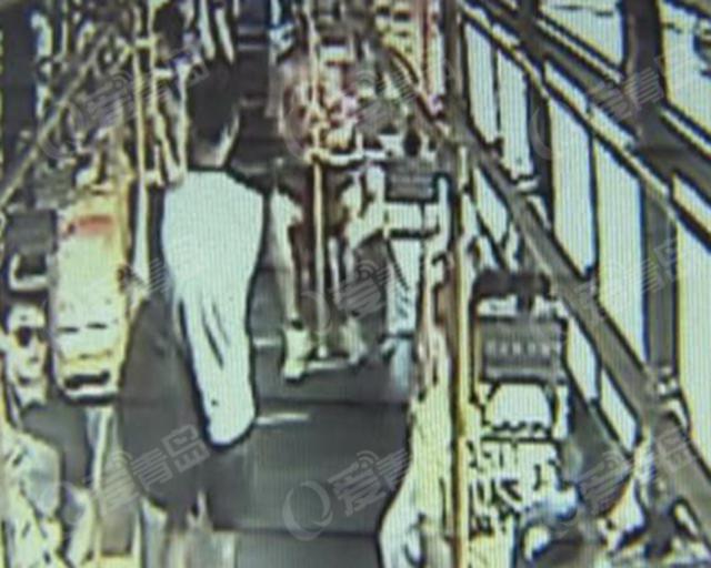 坐公交等不及到站 小伙从车窗一跃而出 坐公交等不及到站 小伙从车窗一跃而出