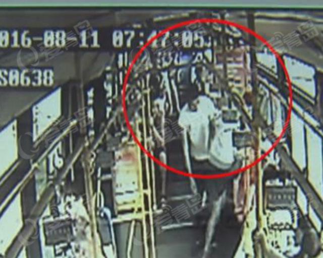 坐公交等不及到站 小伙从车窗一跃而出 坐公交等不及到站 小伙从车窗一跃而出